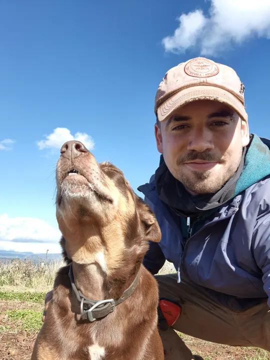 Andoni Elorrieta con un perro